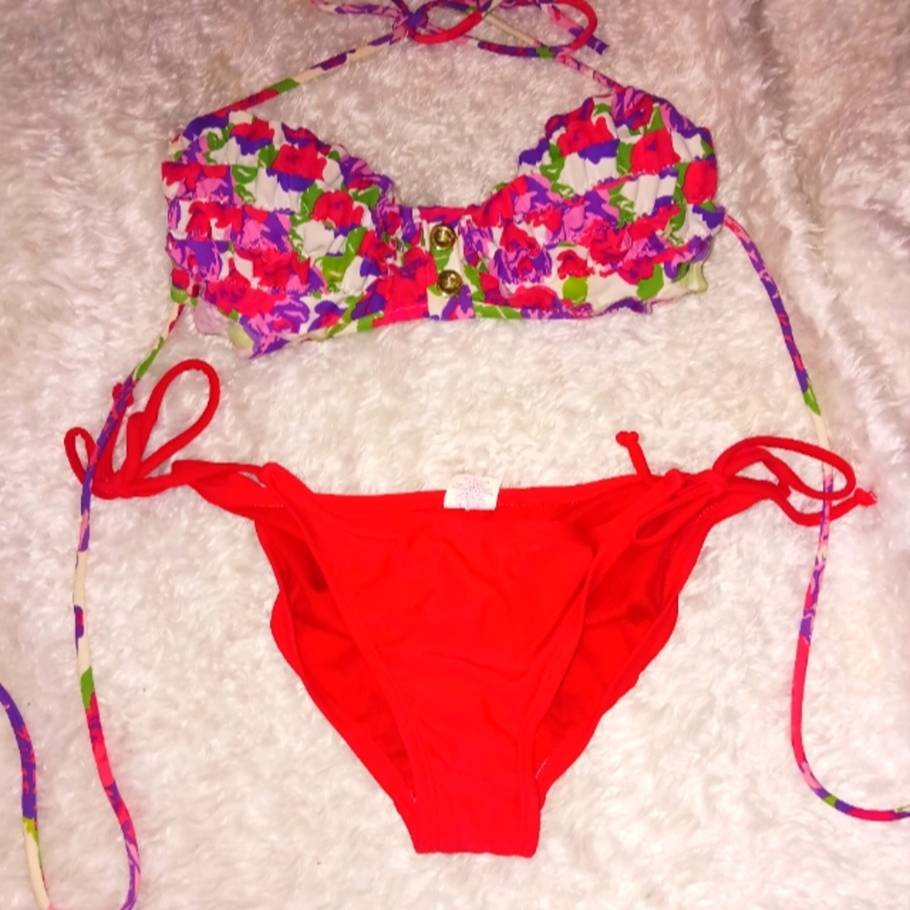 BEAUTIFUL BEAUTY IN THE RED TWO PIECE BIKINI